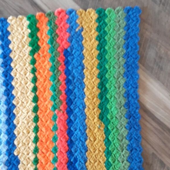 Beautiful hand crocheted vintage lap quilt or small blanket 30" X 22" - Picture 4 of 5